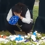 Rosita Saldarriaga visita la tumba de Agustín Intriago a un mes de su asesinato