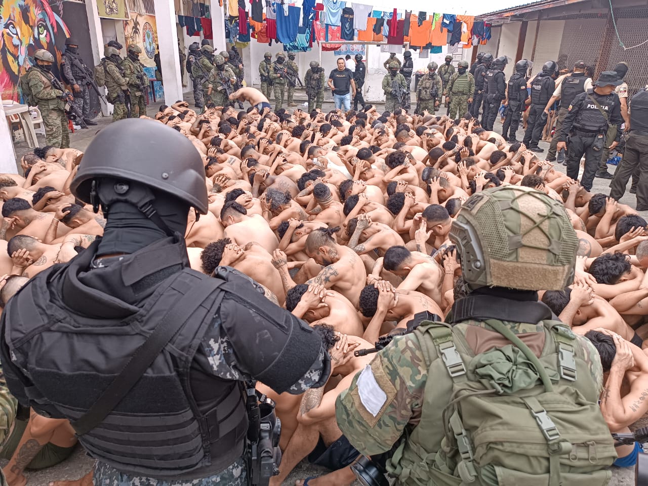 Armas de fuego tipo fusil y hasta dinero en efectivo encontraron policías y militares en operativos realizados en dos cárceles de Guayaquil.