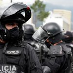 La cámara de seguridad de una vivienda registró el momento en que tres policías fueron asaltados, en el sur de Quito.