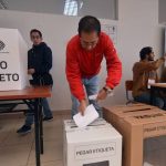 Cuando faltan minutos para que concluya la jornada electoral, el 60,7% de ciudadanos ya ha sufragado a nivel nacional, según el CNE.