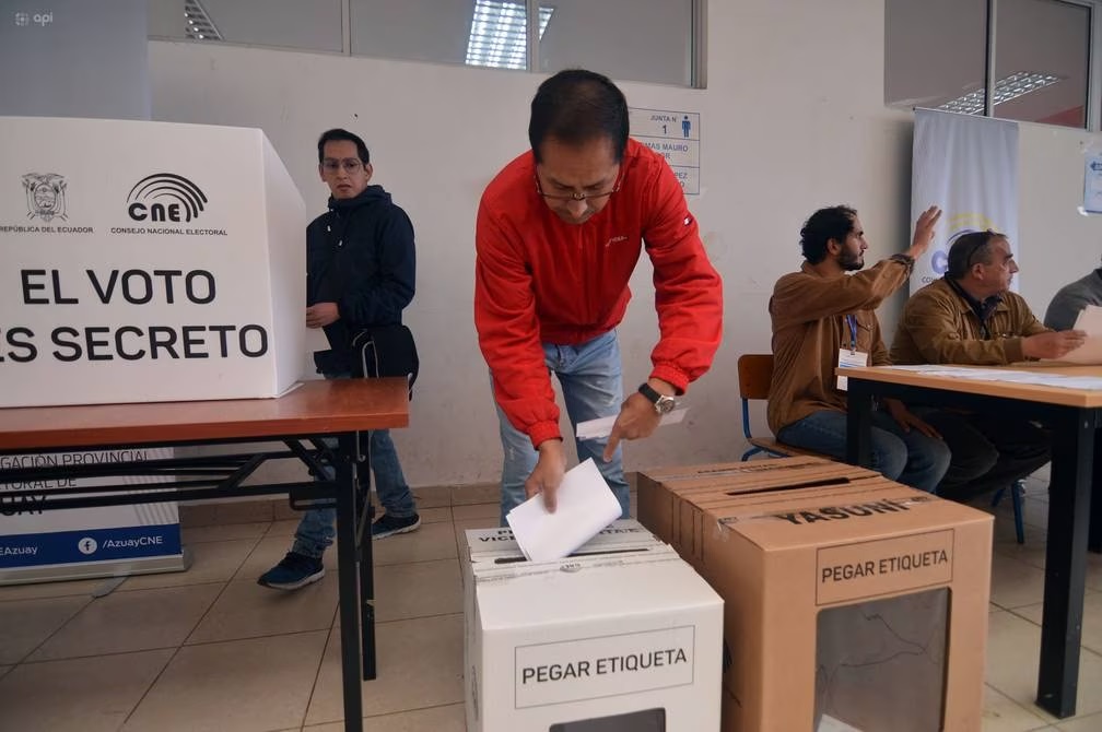 Cuando faltan minutos para que concluya la jornada electoral, el 60,7% de ciudadanos ya ha sufragado a nivel nacional, según el CNE.