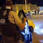 Los cuerpos ensangrentados de dos estudiantes de un colegio nocturno quedaron en medio de una calle empedrada.