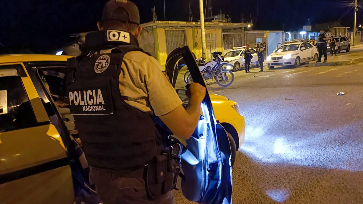 Los cuerpos ensangrentados de dos estudiantes de un colegio nocturno quedaron en medio de una calle empedrada.