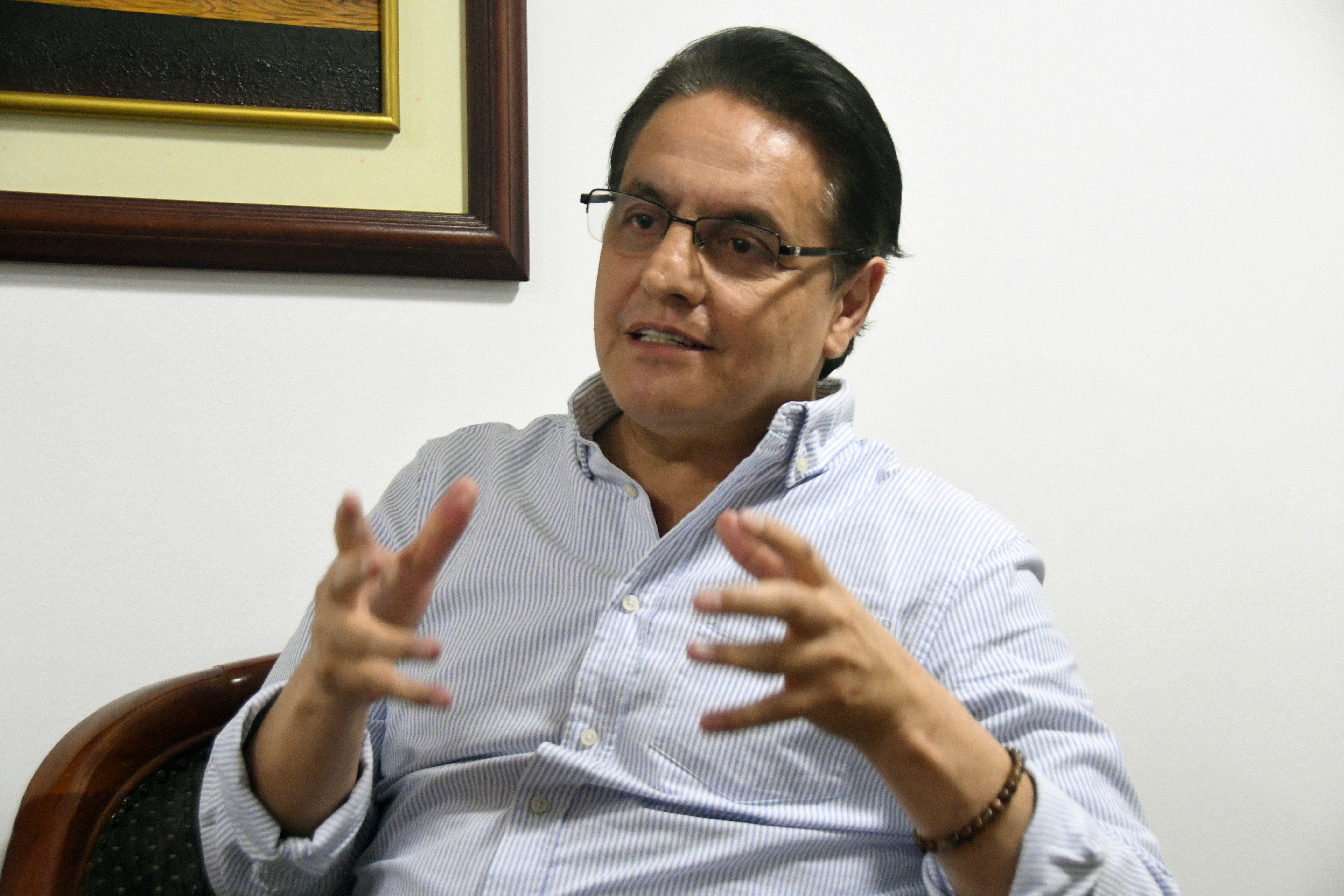 La Fiscalía General del Estado (FGE) confirmó que el único detenido por el crimen de Fernando Villavicencio, falleció.