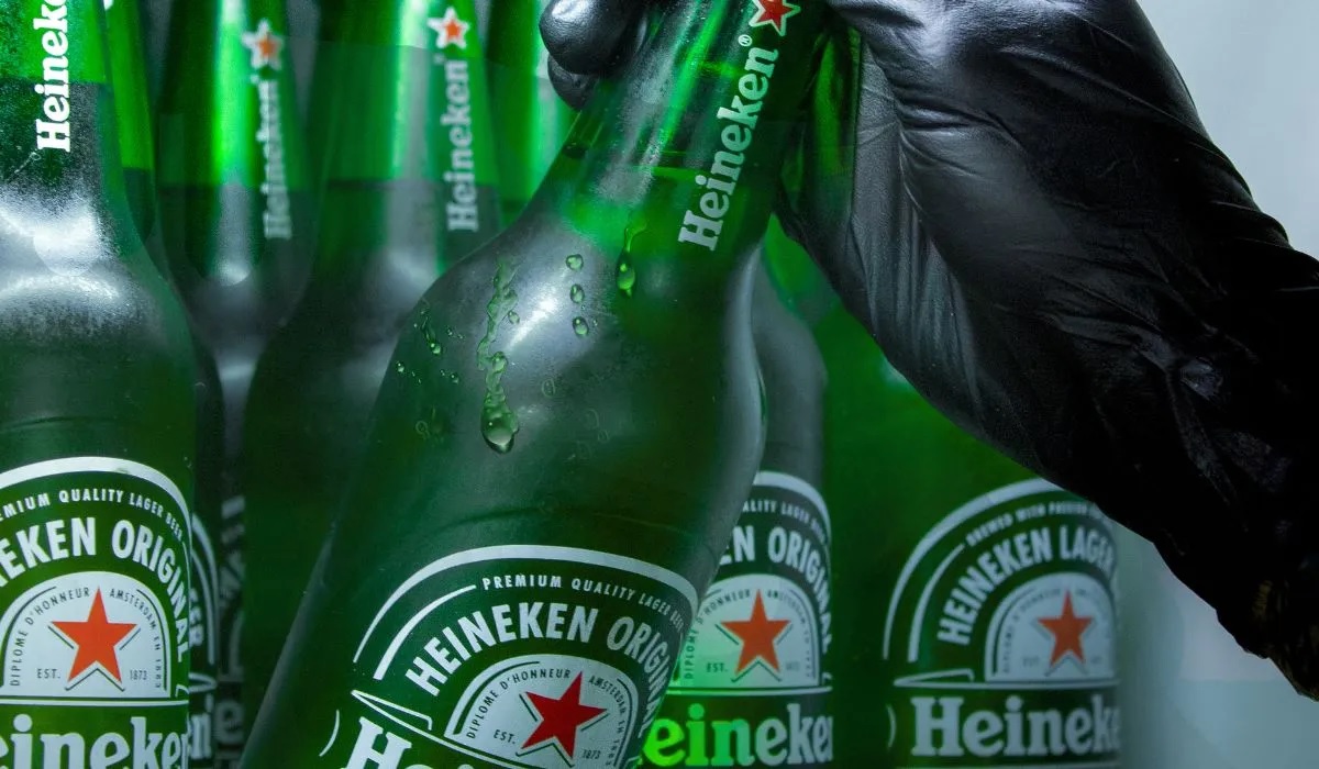 Heineken abandona Rusia tras vender sus actividades por un dólar