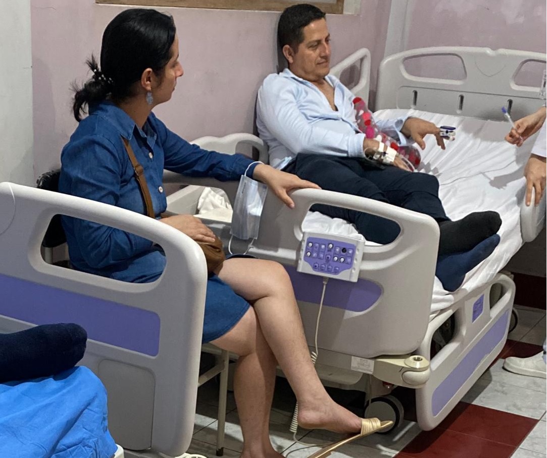 Al menos 15 funcionarios del Municipio de Flavio Alfaro, en Manabí, fueron ingresados al hospital de la localidad.