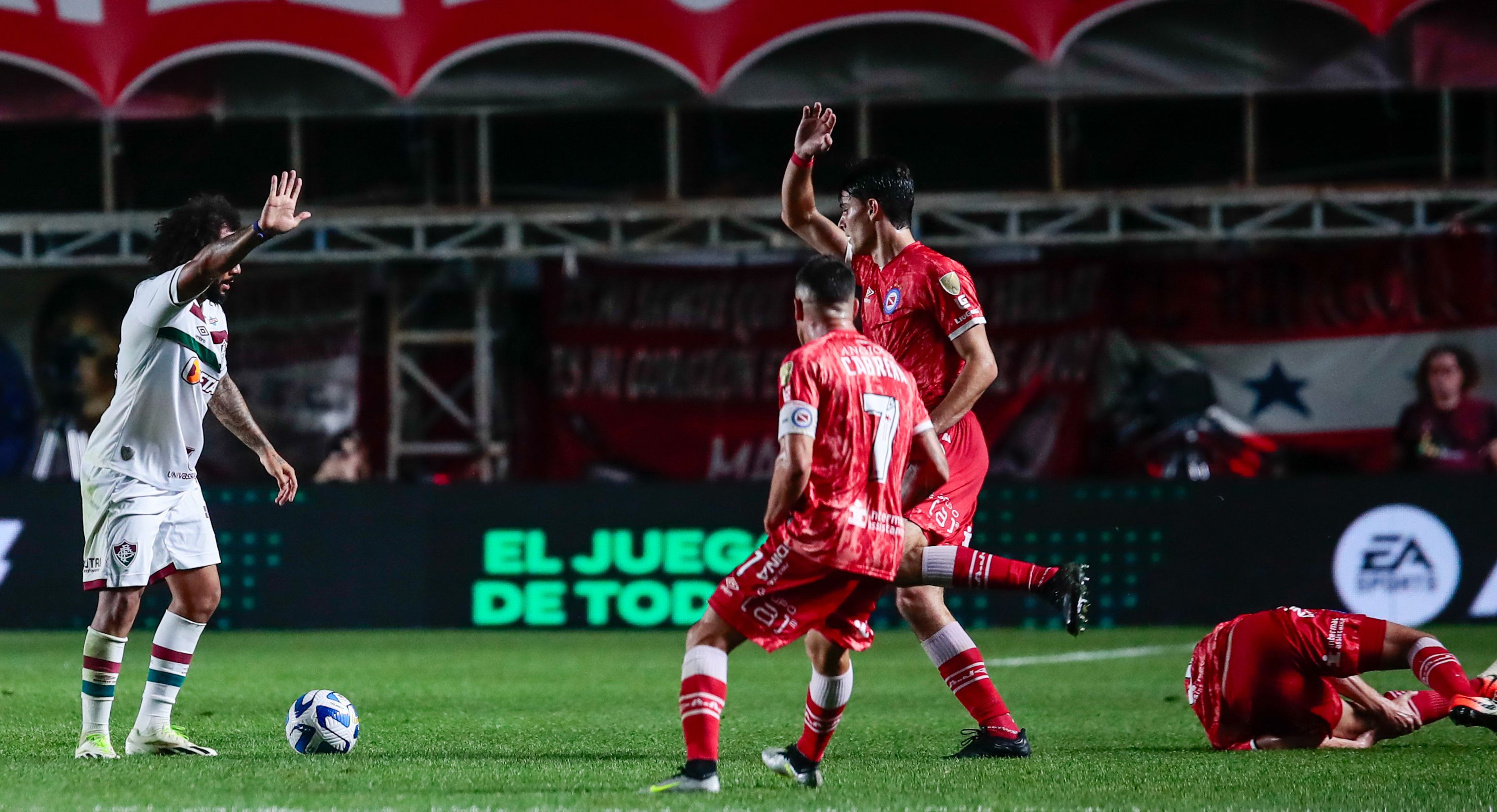 El futbolista brasileño Marcelo se convirtió en el protagonista involuntario de una impactante lesión en la Copa Libertadores.