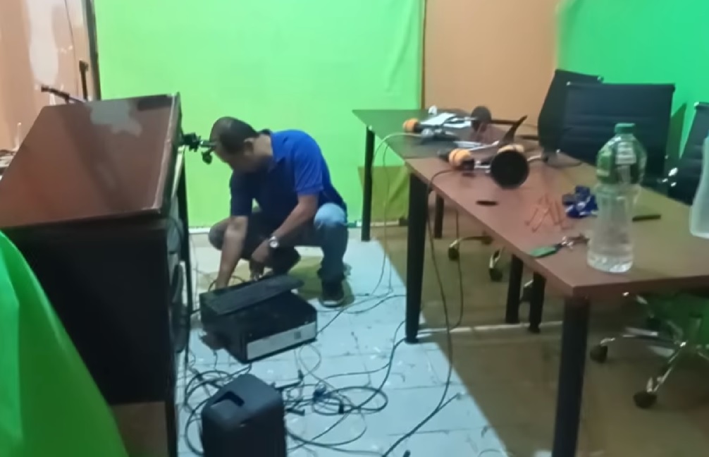 Delincuentes ingresaron a los estudios de Montecristi Radio y se llevaron varios equipos, entre ellos la consola principal.