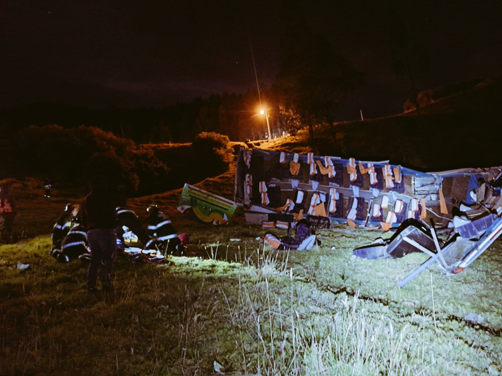 En la vía Quito-Papallacta cinco personas murieron y más de diez resultaron heridas luego que un bus cayera por un barranco.