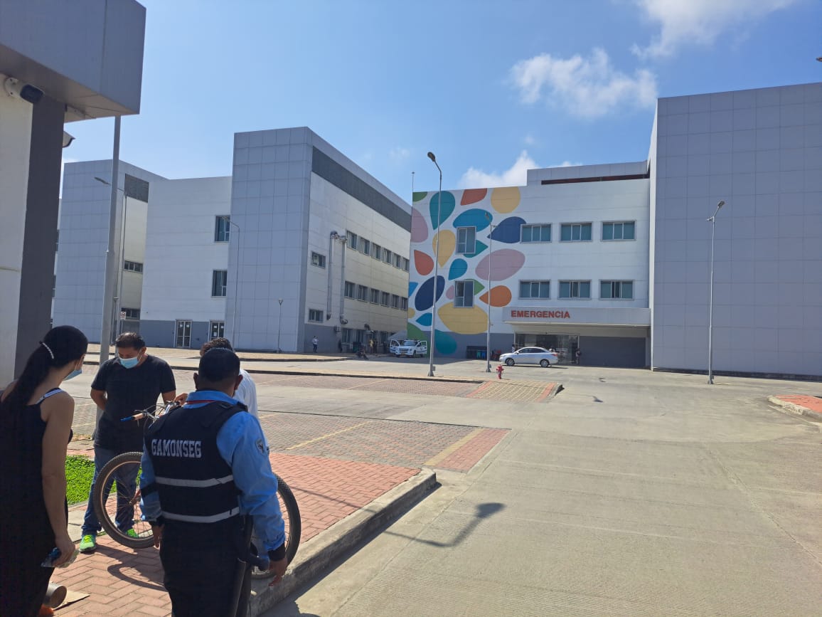 Tras el asesinato de un hombre dentro de una casa de salud, en el hospital de Especialidades de Portoviejo se activó el Código Plata.