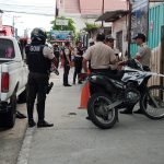 Tres hombres fueron asesinados a tiros dentro de un taller de fibra y pintura de vehiculos en el barrio Altamira, de Manta.