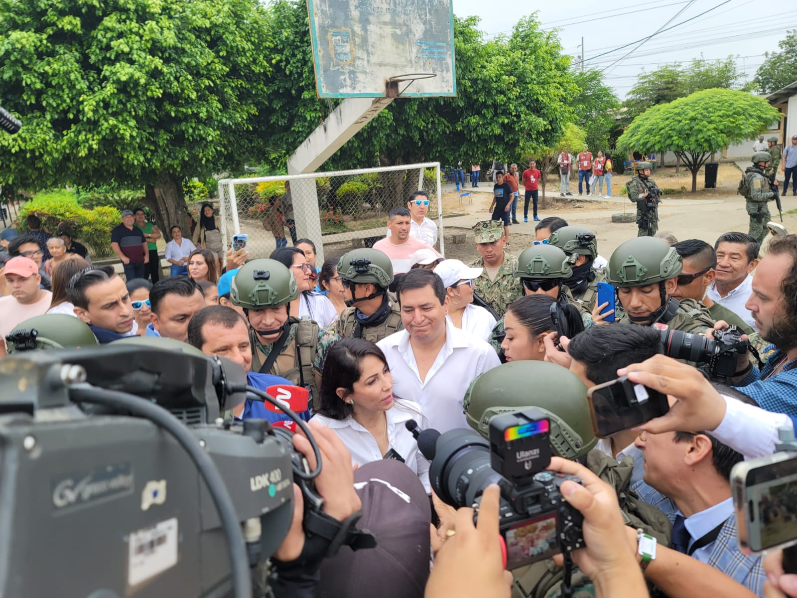 La candidata Luisa González cumple con su derecho al voto en Canuto, Chone