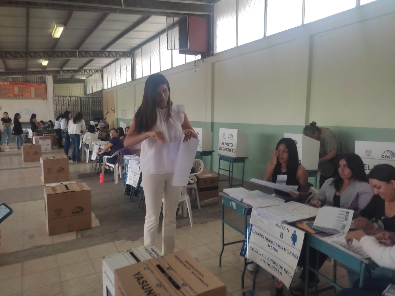 La candidata a asambleísta Valentina Centeno ejerce su derecho al voto