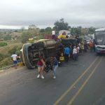 Tráiler con jabas de cerveza se accidenta en la vía Tosagua-Rocafuerte