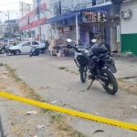 Cogió como escudo a un abuelito y se salvó de los sicarios