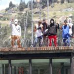 Policías y guías penitenciarios siguen retenidos en la cárcel de Turi