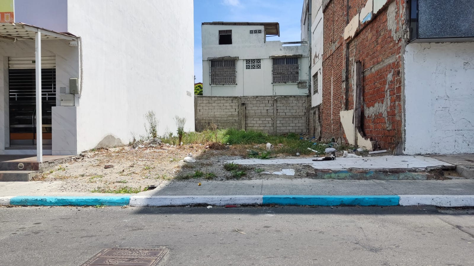 En algunas calles de Tarqui, en la ciudad de Manta, reina hoy la soledad, la mendicidad, el abandono y el trabajo sexual.