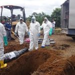 Sepultan 18 cuerpos del Centro Forense de Manta que nadie reclamó