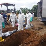 Sepultan 18 cuerpos del Centro Forense de Manta que nadie reclamó