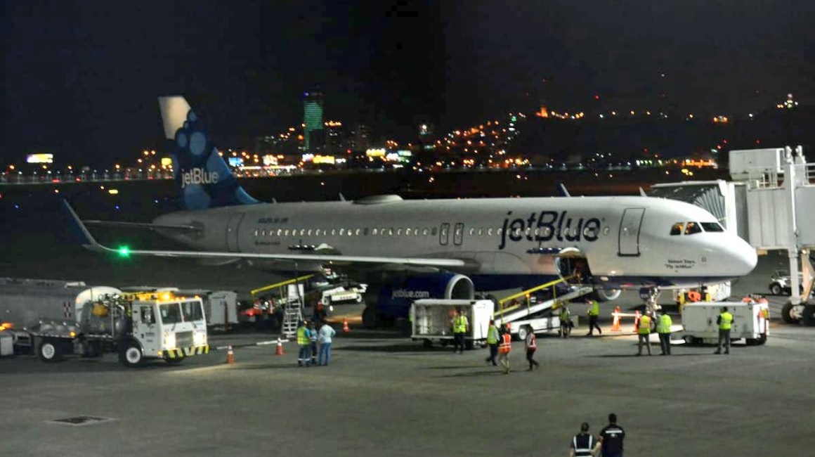 Ocho personas de un vuelo de la aerolínea JetBlue, procedente de Guayaquil, Ecuador, fueron hospitalizadas en Estados Unidos.