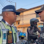 Un agende de tránsito y un policía protagonizan discusión en medio de accidente