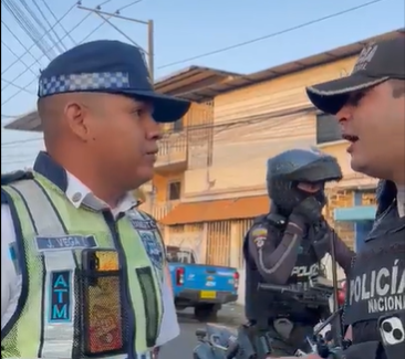Un agende de tránsito y un policía protagonizan discusión en medio de accidente