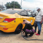 María llegó a Manta a trabajar en su vulcanizadora