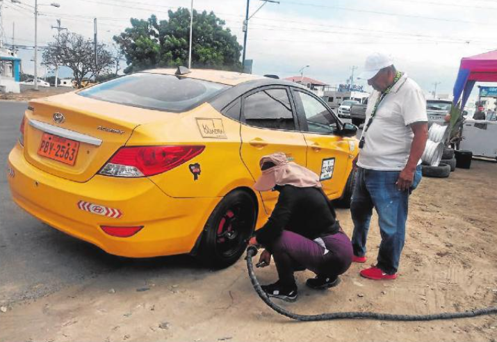 María llegó a Manta a trabajar en su vulcanizadora