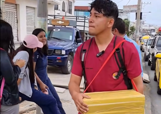 Franklin Demera tiene un congelador para sus helados