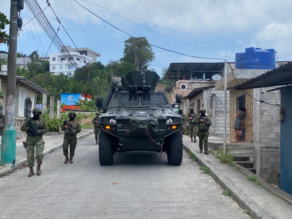 Los vehículos blindados Cobra II de las Fuerzas Armadas montan presencia en barrios conflictivos de Esmeraldas y Durán.