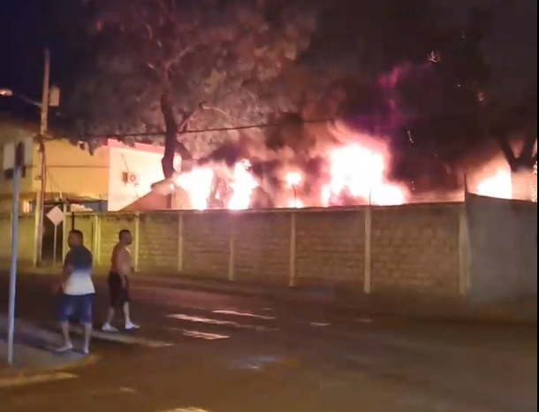 Un gran incendio se registró la noche de este martes 26 de septiembre del 2023 en Portoviejo, capital de los manabitas.
