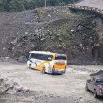 Un bus de la cooperativa Baños quedó atrapado en medio de un río con todos sus pasajeros a bordo, informaron las autoridades.