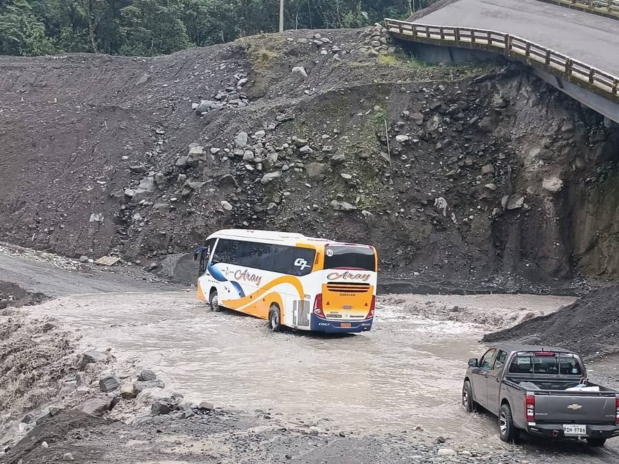 Un bus de la cooperativa Baños quedó atrapado en medio de un río con todos sus pasajeros a bordo, informaron las autoridades.