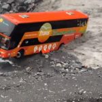 En el caudal del río Marker quedó atrapado un bus de pasajeros, luego de que en menos de 24 horas sucediera un hecho similar.