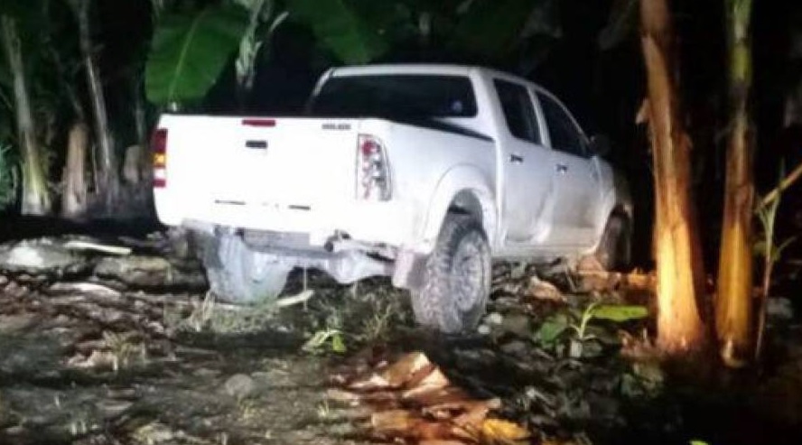 La camioneta en la que se movilizaba la víctima fue abandonada en una plantación de banano.