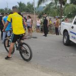 A un hombre le descargaron varios disparos mientras conducía una motocicleta, esto en la parroquia Ríochico de Portoviejo.