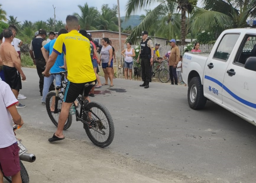 A un hombre le descargaron varios disparos mientras conducía una motocicleta, esto en la parroquia Ríochico de Portoviejo.