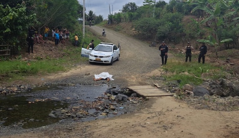 Junto a un riachuelo quedó el cuerpo de Jesús Pilay Valeriano tras recibir varios disparos por parte de sicarios.