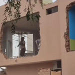 Mujer destruye casa que construyó en el terreno de su exsuegro