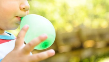 Niño muere el día de su cumpleaños inflando un globo