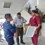 Franklin vende helados en la universidad para pagar sus estudios de enfermería