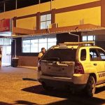 Un cruce de balas con delincuentes terminó con un oficial de la Policía herido y una camioneta de la institución, robada.