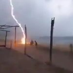 Dos personas mueren al ser alcanzadas por un rayo en una playa mexicana
