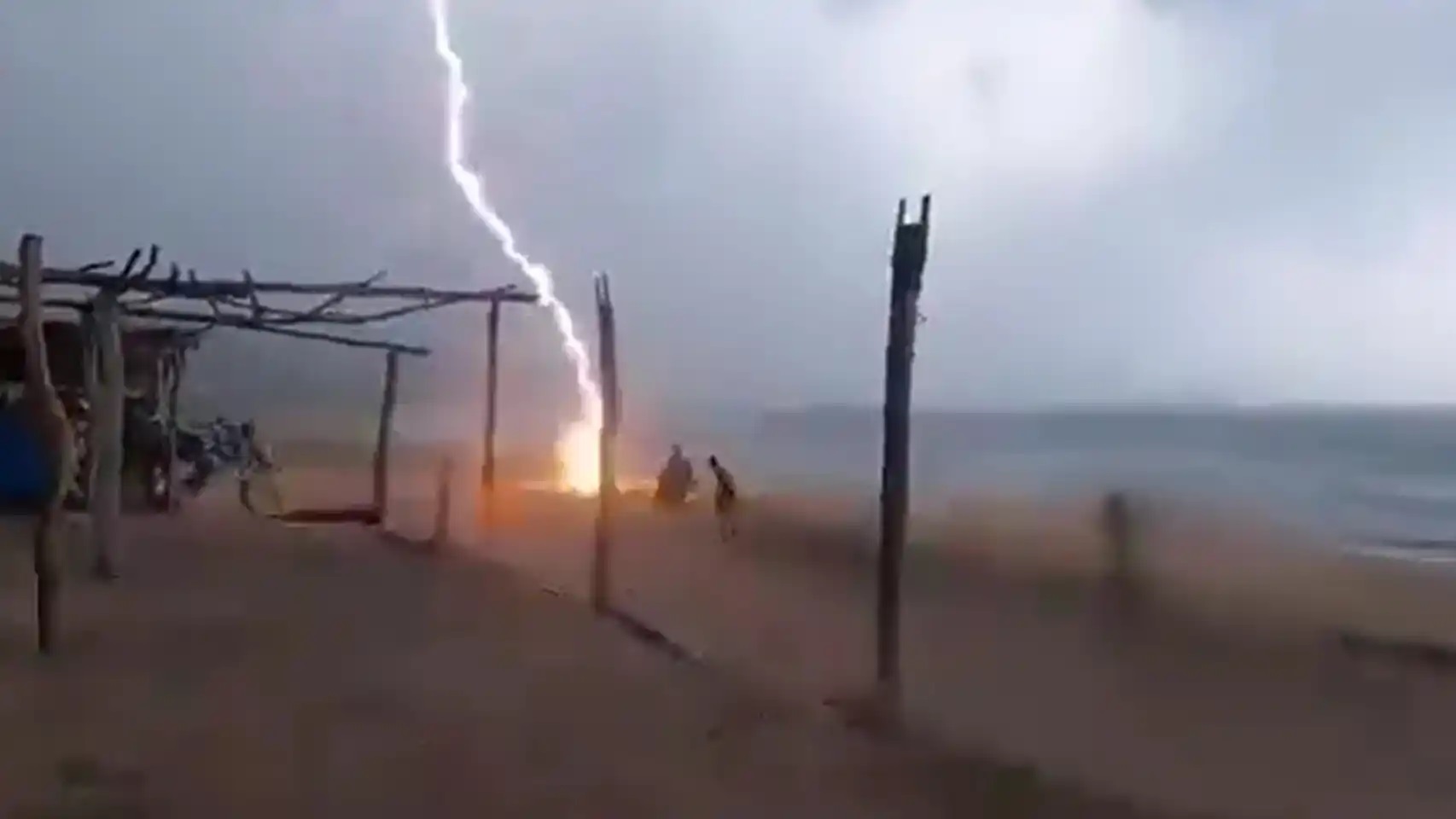 Dos personas mueren al ser alcanzadas por un rayo en una playa mexicana