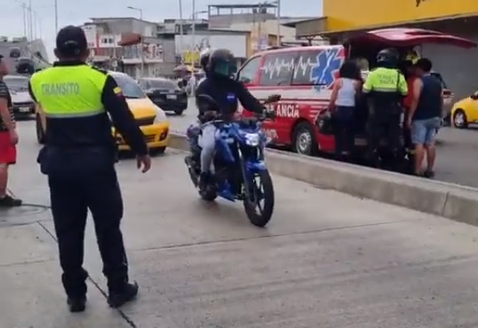 Cuatro horas de agonía tuvo un hombre tras sufrir un accidente de tránsito en la avenida 4 de Noviembre de Manta.