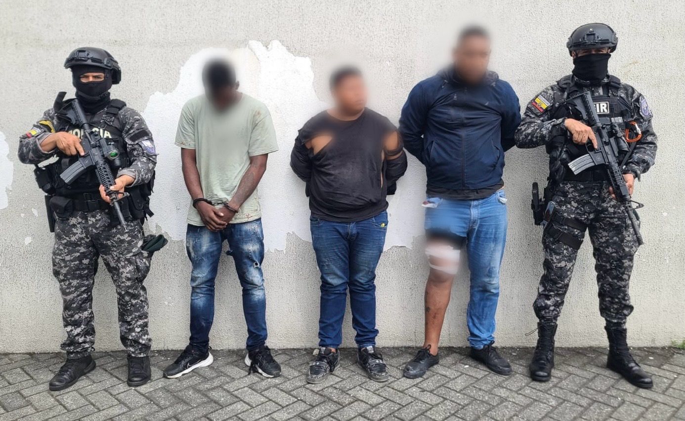 La Policía frustró el asalto a un camión blindado y logró la detención de tres presuntos delincuentes, en Guayaquil.