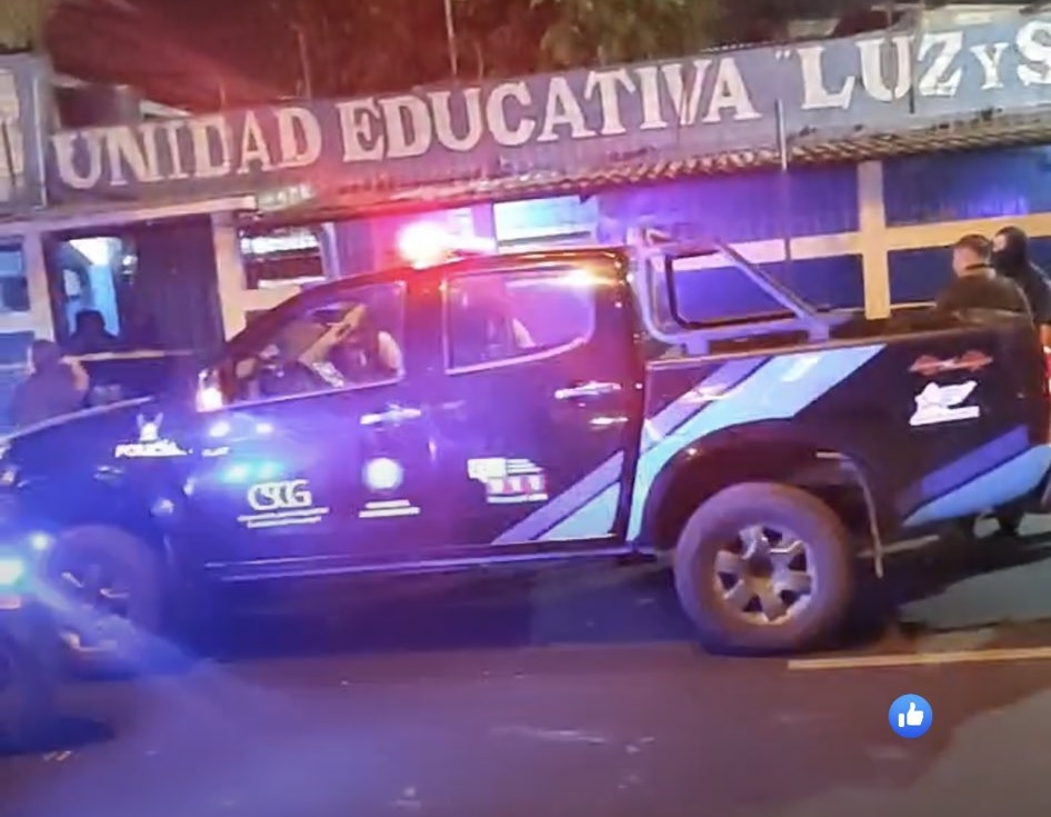 Al interior de una escuela, ubicada en el sur de Guayaquil, delincuentes que andaban en motocicletas lanzaron una bomba.