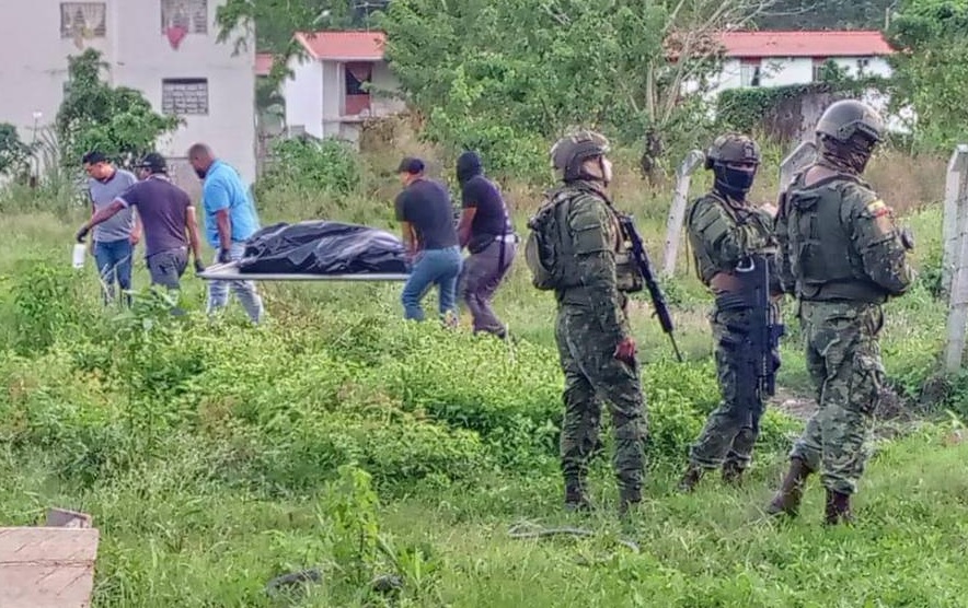 Dos cadáveres mutilados y también osamentas humanas se hallaron dentro de una fosa común en la ciudad de Esmeraldas.