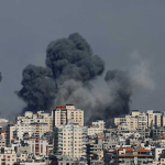 El grupo islamista Hamas dio inicio a un sorpresivo ataque por múltiples frentes contra Israel descargando cientos de misiles.