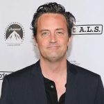 Matthew Perry, conocido por su papel de Chandler Bing en Friends, falleció a los 54 años de edad, confirmaron sus allegados.